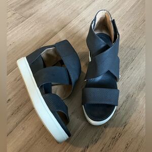 Dr. Scholl’s women Black ankle Strap Platform sandals. Size 8